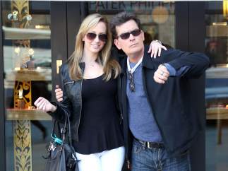 Charlie Sheen y Brett Rossi