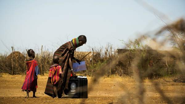 Nómadas acarreando la mochila que potabiliza agua Nómadas acarreando la mochila que potabiliza agua