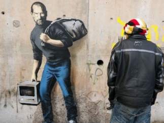 Steve Jobs protagoniza un graffiti de Banksy como hijo de un inmigrante sirio