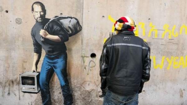 Steve Jobs protagoniza un graffiti de Banksy como hijo de un inmigrante sirio Steve Jobs protagoniza un graffiti de Banksy como hijo de un inmigrante sirio