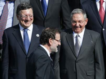 Manuel Barroso, Raúl Castro y Mariano Rajoy en una cumbre internacional en Santiago de Chile en 2013.