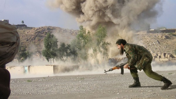 Joan Fontcuberta - El Dr. Fa sqiyta-Ul Junat dirigiendo una incursión de la guerrilla talibán de Al Qaeda en la zona de combate al norte de Mazar-e-Sharif, 2003
Joan Fontcuberta - El Dr. Fa sqiyta-Ul Junat dirigiendo una incursión de la guerrilla talibán de Al Qaeda en la zona de combate al norte de Mazar-e-Sharif, 2003