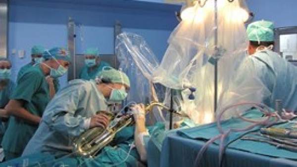 Le extirpan un tumor mientras toca el saxo Le extirpan un tumor mientras toca el saxo