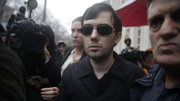El presidente ejecutivo de Turing Pharmaceuticals, Martin Shkreli, deja el tribunal federal de Estados Unidos después de comparecer este jueves por cargos de fraude de valores en Brooklyn. El presidente ejecutivo de Turing Pharmaceuticals, Martin Shkreli, deja el tribunal federal de Estados Unidos después de comparecer este jueves por cargos de fraude de valores en Brooklyn.