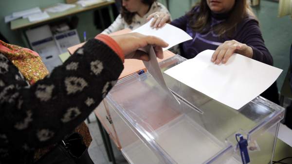 Urnas en una colegio electoral Urnas en una colegio electoral