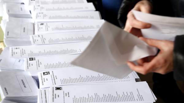 Una persona selecciona una de las papeletas al Congreso dispuestas en el colegio electoral Bernardette, en Aravaca para las elecciones del 20 de diciembre de 2015. Una persona selecciona una de las papeletas al Congreso dispuestas en el colegio electoral Bernardette, en Aravaca para las elecciones del 20 de diciembre de 2015.