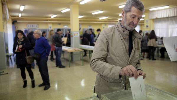 El número dos en la lista electoral de Podemos por Zaragoza, Julio Rodríguez, vota en el colegio electoral San Pío X de Majadahonda. El número dos en la lista electoral de Podemos por Zaragoza, Julio Rodríguez, vota en el colegio electoral San Pío X de Majadahonda.