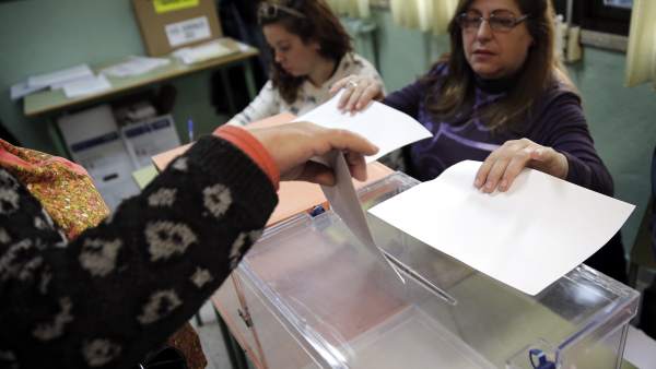Una mujer votando Una mujer votando