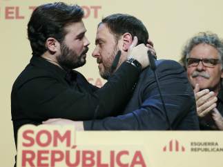 El candidato de ERC al Congreso Gabriel Rufián (izquierda) celebra junto al líder de la formación independentista, Oriol Junqueras, los resultados obtenidos el 20-D.