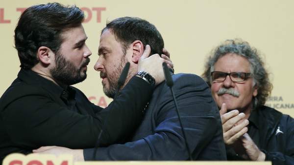 El candidato de ERC al Congreso Gabriel Rufián (izquierda) celebra junto al líder de la formación independentista, Oriol Junqueras, los resultados obtenidos el 20-D. El candidato de ERC al Congreso Gabriel Rufián (izquierda) celebra junto al líder de la formación independentista, Oriol Junqueras, los resultados obtenidos el 20-D.