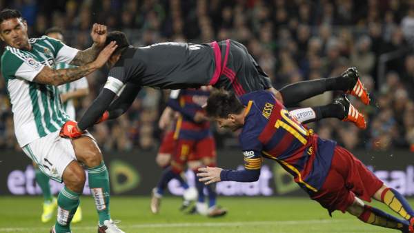 Penalti de Adán a Messi Penalti de Adán a Messi