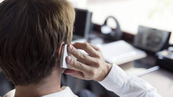 Un hombre habla por el móvil Un hombre habla por el móvil