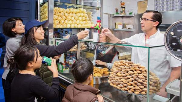 La churrería San Román (calle Banys Nous, nº 8 de Barcelona) tiene un 80% de clientela asiática. La churrería San Román (calle Banys Nous, nº 8 de Barcelona) tiene un 80% de clientela asiática.
