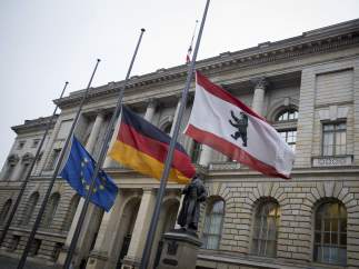 Banderas a media asta de la UE, Alemania y Berlín