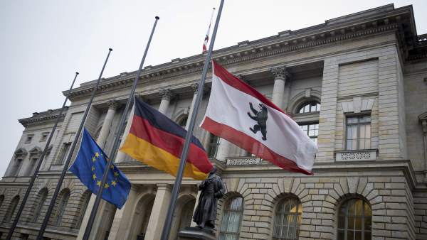 Banderas a media asta de la UE, Alemania y Berlín Banderas a media asta de la UE, Alemania y Berlín