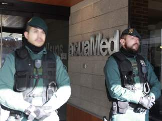 Agentes Guardia Civil puerta Acuamed