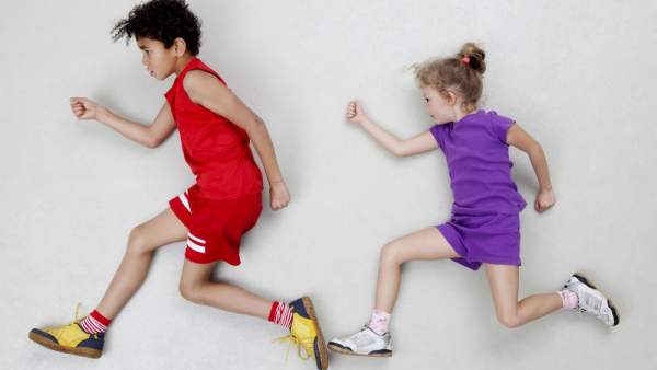 Niños corriendo