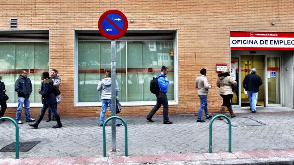 Colas en las oficinas del INEM Colas en las oficinas del INEM