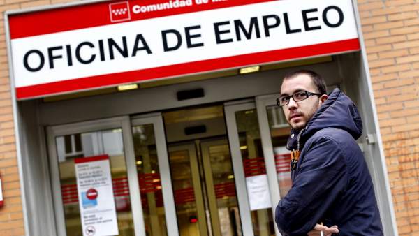 Joven desempleado oficina de Empleo Joven desempleado oficina de Empleo