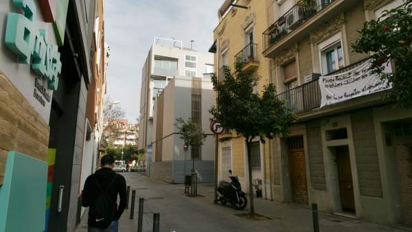 Albergue de la calle Amistat del Poblenou de Barcelona, anunciado como Hostal de Playa. Albergue de la calle Amistat del Poblenou de Barcelona, anunciado como Hostal de Playa.