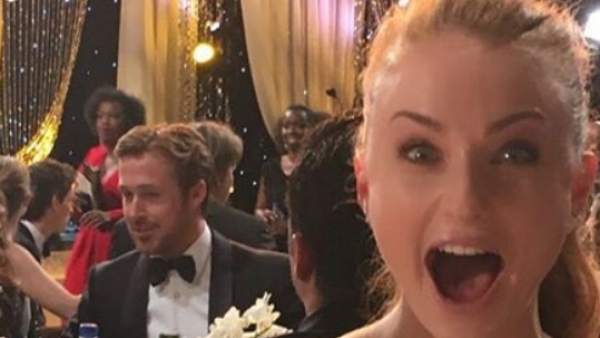 Esta es la foto que publicó Sophie Turner, con Gosling al fondo Esta es la foto que publicó Sophie Turner, con Gosling al fondo