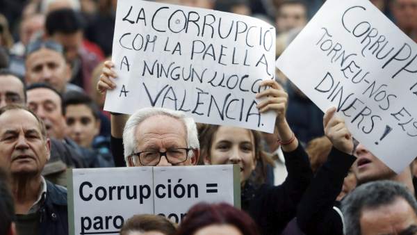 Miles de personas marchan en Valencia contra la corrupción Miles de personas marchan en Valencia contra la corrupción