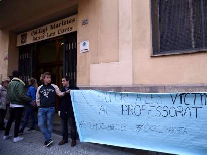 Cadena humana en el colegio de Maristas de Sants