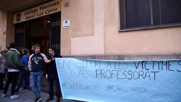 Cadena humana en el colegio de Maristas de Sants Cadena humana en el colegio de Maristas de Sants