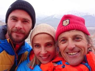 Elsa Pataky y Chris Hemsworth, con Jesús Calleja