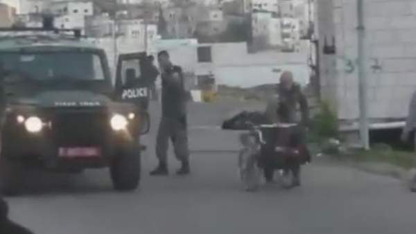 Guardia israelí tira a un discapacitado al suelo Guardia israelí tira a un discapacitado al suelo