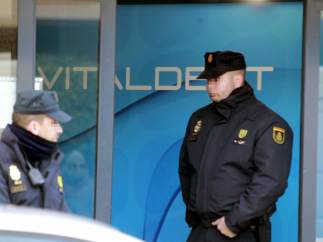 Policía en una de las sedes de Vitaldent