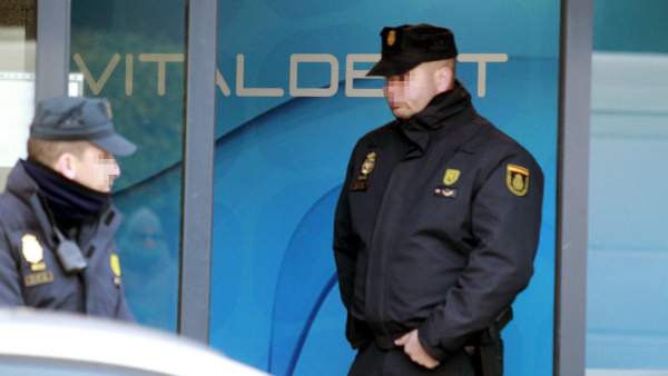 Policía en una de las sedes de Vitaldent Policía en una de las sedes de Vitaldent