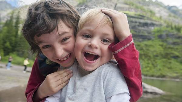 Dos niños riendo Dos niños riendo
