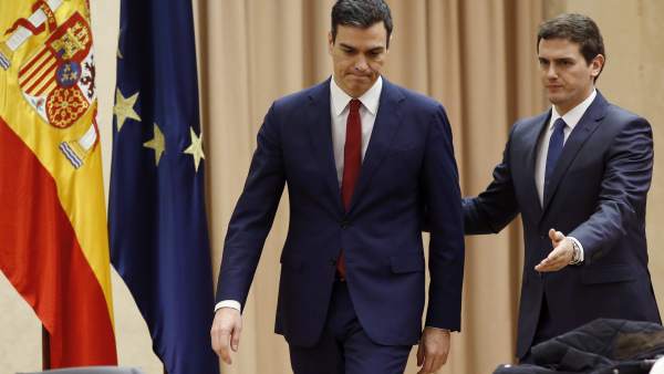 Sánchez y Rivera, antes de firmar el pacto de investidura en 2016. Sánchez y Rivera, antes de firmar el pacto de investidura en 2016.