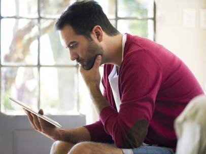 Un hombre con una tablet