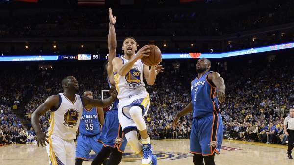 Curry e Ibaka durante un partido Curry e Ibaka durante un partido
