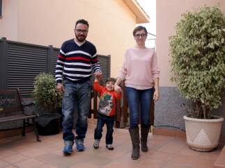 Aleix Merino, el niño enfermo de Tay Sachs, con sus padres, David y Susanna.