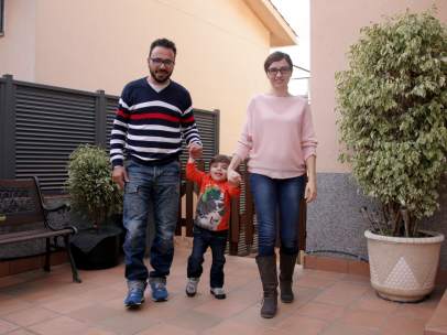 Aleix Merino, el niño enfermo de Tay Sachs, con sus padres, David y Susanna.