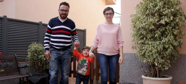Aleix Merino, el niño enfermo de Tay Sachs, con sus padres, David y Susanna.