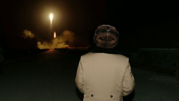 Kim Jong-un observando un misil Kim Jong-un observando un misil