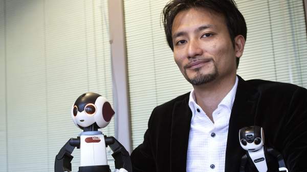 El profesor Tomotaka Takahashi con el robot humanoide Robohon El profesor Tomotaka Takahashi con el robot humanoide Robohon