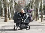 Un padre y su hija, en el carrito