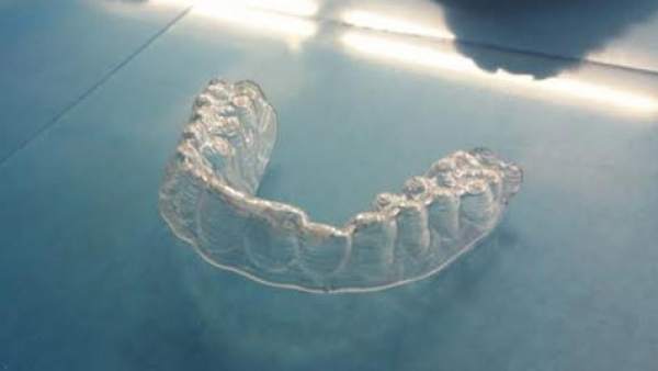 El Consejo de Dentistas acusa a Amazon y a Aliexpress de vender ortodoncias por Internet ilegalmente