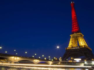 La torre Eiffel iluminada con la bandera belga