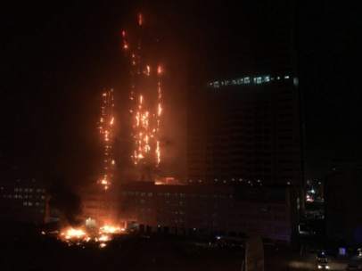 Incendio rascacielos Emiratos Árabes.