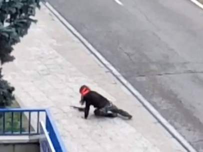 Una guardia civil vestida de Rambo y con rifle de juguete causa alarma en Madrid