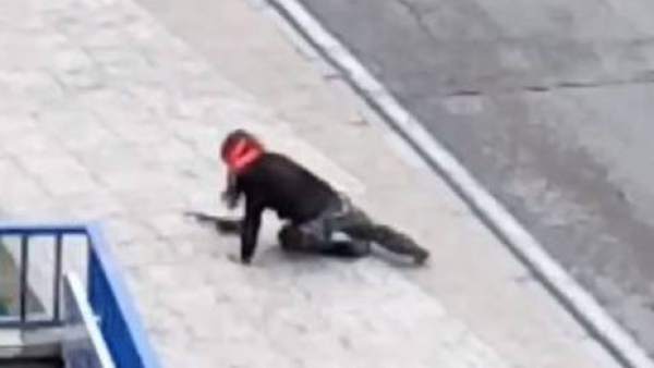 Una guardia civil vestida de Rambo y con rifle de juguete causa alarma en Madrid Una guardia civil vestida de Rambo y con rifle de juguete causa alarma en Madrid