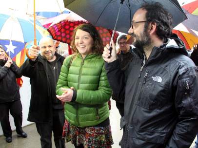 La alcaldesa de Berga, Montse Venturós, ovacionada a su llegada a los juzgados de Berga.