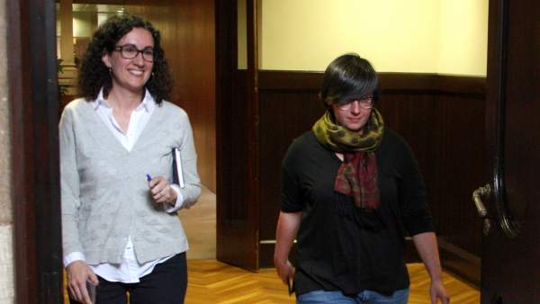 La portavoz de JxSí, Marta Rovira, y la presidenta del grupo parlamentario de la CUP, Mireia Boya, después de firmar la moción conjunta. La portavoz de JxSí, Marta Rovira, y la presidenta del grupo parlamentario de la CUP, Mireia Boya, después de firmar la moción conjunta.