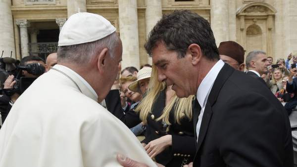 Antonio Banderas saluda al Papa Francisco Antonio Banderas saluda al Papa Francisco